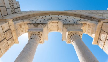 Pliska, Bulgaristan ve Büyük Bazilika Harabeleri - Ortaçağ Avrupa 'sının en büyük Hıristiyan katedrali Birinci Bulgar İmparatorluğu' nun başkenti yakınlarındaki. 