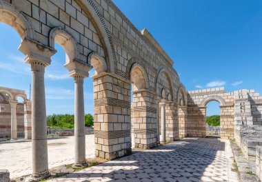 Pliska, Bulgaristan ve Büyük Bazilika Harabeleri - Ortaçağ Avrupa 'sının en büyük Hıristiyan katedrali Birinci Bulgar İmparatorluğu' nun başkenti yakınlarındaki. 
