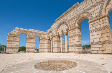 Pliska, Bulgaristan ve Büyük Bazilika Harabeleri - Ortaçağ Avrupa 'sının en büyük Hıristiyan katedrali Birinci Bulgar İmparatorluğu' nun başkenti yakınlarındaki. 