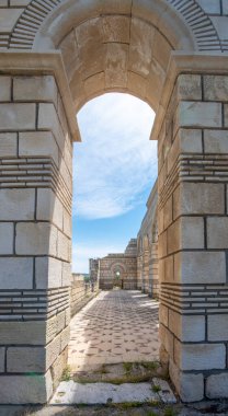 Pliska, Bulgaristan ve Büyük Bazilika Harabeleri - Ortaçağ Avrupa 'sının en büyük Hıristiyan katedrali Birinci Bulgar İmparatorluğu' nun başkenti yakınlarındaki. 