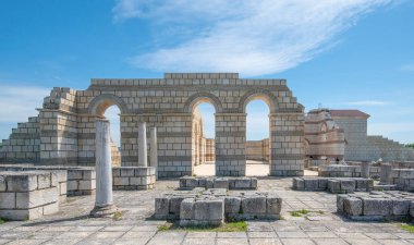 Pliska, Bulgaristan ve Büyük Bazilika Harabeleri - Ortaçağ Avrupa 'sının en büyük Hıristiyan katedrali Birinci Bulgar İmparatorluğu' nun başkenti yakınlarındaki. 