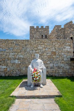 Pliska, Bulgaristan - 09.05.2020: Birinci Boris 'in anıtı, Bulgaristan' ı Kiril Alfabesi Yard 'ında vaftiz etti.