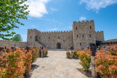 Pliska, Bulgaristan - 09.05.2020: Kiril Alfabesinin Bahçesi Pliska 'da bir açık hava müzesi.