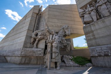SHUMEN, BULGARIA - 09.05.2020: Bulgar heykeltraşlar Krum Damyanov ve Ivan Slavov tarafından tasarlanan Bulgar Devleti Kurucuları olarak da bilinen Bulgaristan 'ın 1300 Yıllık Anıtı.