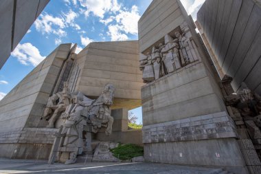 SHUMEN, BULGARIA - 09.05.2020: Bulgar heykeltraşlar Krum Damyanov ve Ivan Slavov tarafından tasarlanan Bulgar Devleti Kurucuları olarak da bilinen Bulgaristan 'ın 1300 Yıllık Anıtı.