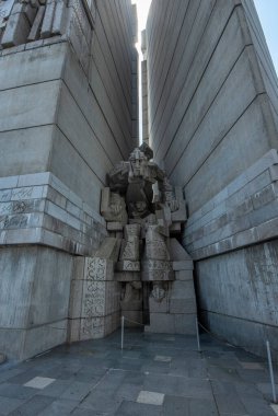 SHUMEN, BULGARIA - 09.05.2020: Bulgar heykeltraşlar Krum Damyanov ve Ivan Slavov tarafından tasarlanan Bulgar Devleti Kurucuları olarak da bilinen Bulgaristan 'ın 1300 Yıllık Anıtı.