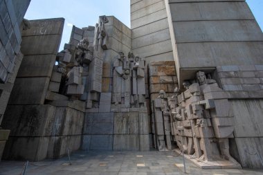 SHUMEN, BULGARIA - 09.05.2020: Bulgar heykeltraşlar Krum Damyanov ve Ivan Slavov tarafından tasarlanan Bulgar Devleti Kurucuları olarak da bilinen Bulgaristan 'ın 1300 Yıllık Anıtı.