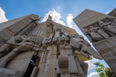 SHUMEN, BULGARIA - 09.05.2020: Bulgar heykeltraşlar Krum Damyanov ve Ivan Slavov tarafından tasarlanan Bulgar Devleti Kurucuları olarak da bilinen Bulgaristan 'ın 1300 Yıllık Anıtı.