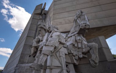 SHUMEN, BULGARIA - 09.05.2020: Bulgar heykeltraşlar Krum Damyanov ve Ivan Slavov tarafından tasarlanan Bulgar Devleti Kurucuları olarak da bilinen Bulgaristan 'ın 1300 Yıllık Anıtı.