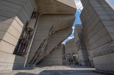 SHUMEN, BULGARIA - 09.05.2020: Bulgar heykeltraşlar Krum Damyanov ve Ivan Slavov tarafından tasarlanan Bulgar Devleti Kurucuları olarak da bilinen Bulgaristan 'ın 1300 Yıllık Anıtı.