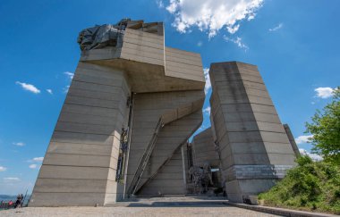 SHUMEN, BULGARIA - 09.05.2020: Bulgar heykeltraşlar Krum Damyanov ve Ivan Slavov tarafından tasarlanan Bulgar Devleti Kurucuları olarak da bilinen Bulgaristan 'ın 1300 Yıllık Anıtı.