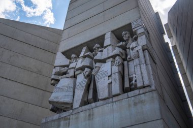 SHUMEN, BULGARIA - 09.05.2020: Bulgar heykeltraşlar Krum Damyanov ve Ivan Slavov tarafından tasarlanan Bulgar Devleti Kurucuları olarak da bilinen Bulgaristan 'ın 1300 Yıllık Anıtı.