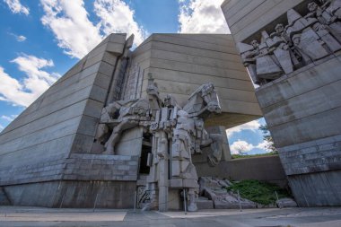 SHUMEN, BULGARIA - 09.05.2020: Bulgar heykeltraşlar Krum Damyanov ve Ivan Slavov tarafından tasarlanan Bulgar Devleti Kurucuları olarak da bilinen Bulgaristan 'ın 1300 Yıllık Anıtı.