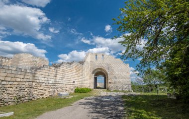 Bulgaristan 'daki antik Shumen kalesinin yıkıntıları ve kısmen yeniden inşa edilmiş duvarları