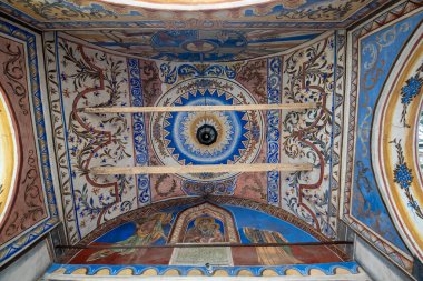 RILA, BULGARIA - 17.05.2020: Rila dağındaki bir kültür mirası anıtı olan Ortodoks Rila Manastırı. Aziz Ivan Rilski kilisesi en eski ve en büyük kilisedir. Unesco Dünya Mirası Bölgesi