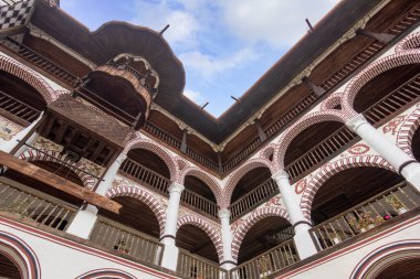 RILA, BULGARIA - 17.05.2020: Rila dağındaki bir kültür mirası anıtı olan Ortodoks Rila Manastırı. Aziz Ivan Rilski kilisesi en eski ve en büyük kilisedir. Unesco Dünya Mirası Bölgesi