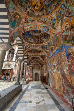 RILA, BULGARIA - 17.05.2020: Rila dağındaki bir kültür mirası olan Ortodoks Rila Manastırı 'nın güzel dekorasyonu. Aziz Ivan Rilski kilisesi en eski ve en büyük kilisedir. Unesco sitesi