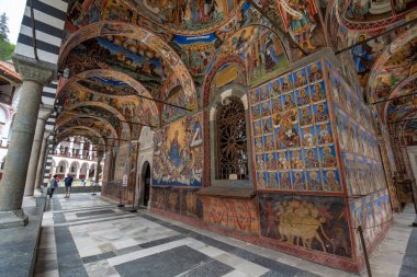 RILA, BULGARIA - 17.05.2020: Rila dağındaki bir kültür mirası olan Ortodoks Rila Manastırı 'nın güzel dekorasyonu. Aziz Ivan Rilski kilisesi en eski ve en büyük kilisedir. Unesco sitesi
