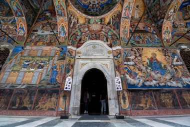 RILA, BULGARIA - 17.05.2020: Rila dağındaki bir kültür mirası olan Ortodoks Rila Manastırı 'nın güzel dekorasyonu. Aziz Ivan Rilski kilisesi en eski ve en büyük kilisedir. Unesco sitesi