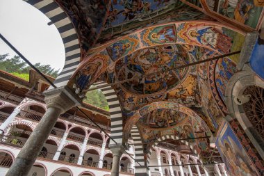 RILA, BULGARIA - 17.05.2020: Rila dağındaki bir kültür mirası olan Ortodoks Rila Manastırı 'nın güzel dekorasyonu. Aziz Ivan Rilski kilisesi en eski ve en büyük kilisedir. Unesco sitesi
