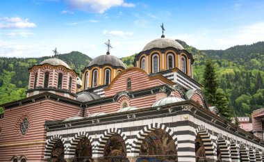 RILA, BULGARIA - 17.05.2020: Rila dağındaki bir kültür mirası anıtı olan Ortodoks Rila Manastırı. Aziz Ivan Rilski kilisesi en eski ve en büyük kilisedir. Unesco Dünya Mirası Bölgesi
