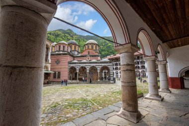 RILA, BULGARIA - 17.05.2020: Rila dağındaki bir kültür mirası anıtı olan Ortodoks Rila Manastırı. Aziz Ivan Rilski kilisesi en eski ve en büyük kilisedir. Unesco Dünya Mirası Bölgesi