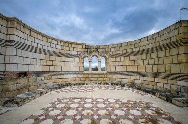 Pliska, Bulgaristan ve Büyük Bazilika Harabeleri - Ortaçağ Avrupa 'sının en büyük Hıristiyan katedrali Birinci Bulgar İmparatorluğu' nun başkenti yakınlarındaki. 