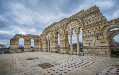 Pliska, Bulgaristan ve Büyük Bazilika Harabeleri - Ortaçağ Avrupa 'sının en büyük Hıristiyan katedrali Birinci Bulgar İmparatorluğu' nun başkenti yakınlarındaki. 