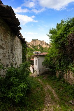 Melnik, Bulgaristan. Melnik 'teki geleneksel eski Bulgar evleri, bahardaki en küçük Bulgar kasabası..