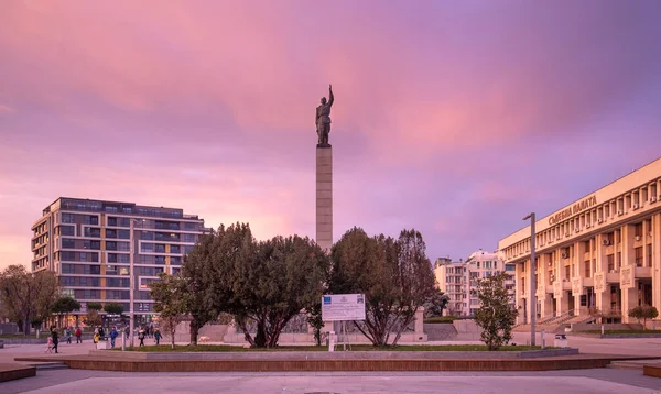 Bulgaristan 'ın Burgaz kenti - 18.11.2019: Gün batımında kentin merkezindeki Alyosha anıtı. Sovyet askerlerinin savaş anısına dikilmiş Truva meydanı. 