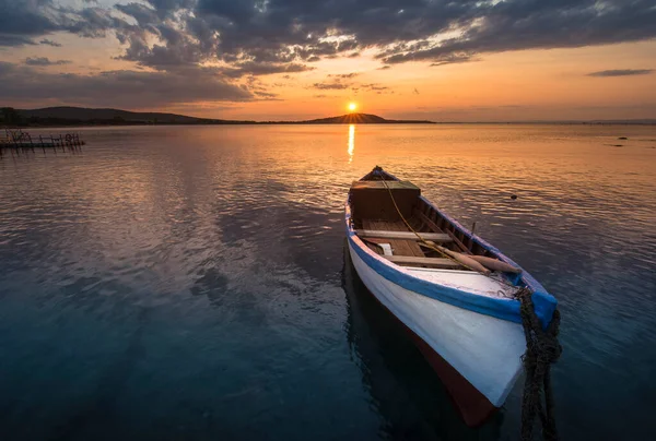 Beautiful Sunset Sea Lonely Old Wooden Boat Coast Mountain Background — Stock Photo, Image
