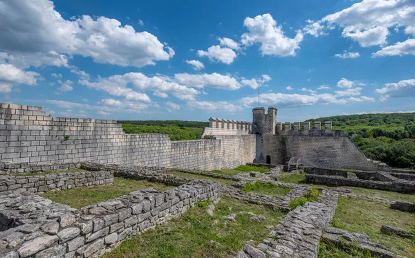 古代シュメン要塞の遺跡と部分的に再建された壁 ブルガリア — ストック写真
