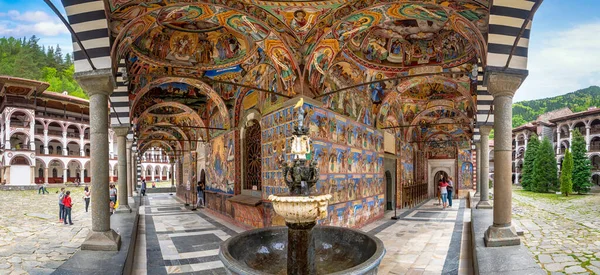 RILA, BULGARIA - 17.05.2020: Rila dağındaki bir kültür mirası olan Ortodoks Rila Manastırı 'nın güzel dekorasyonu. Aziz Ivan Rilski kilisesi en eski ve en büyük kilisedir. Unesco sitesi