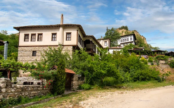 保加利亚梅尔尼克 梅尔尼克是春天最小的牛群城镇 那里传统的牛群住宅 — 图库照片