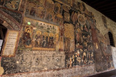 Bulgaristan 'ın Melnik kenti yakınlarındaki Ortaçağ Ortodoks Rozhen Manastırı. Tanrı 'nın Annesi Kilisesi' nin Doğuşu