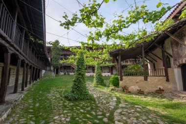 Bulgaristan 'ın Melnik kenti yakınlarındaki Ortaçağ Ortodoks Rozhen Manastırı. Tanrı 'nın Annesi Kilisesi' nin Doğuşu