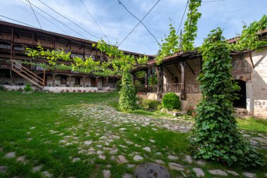 Bulgaristan 'ın Melnik kenti yakınlarındaki Ortaçağ Ortodoks Rozhen Manastırı. Tanrı 'nın Annesi Kilisesi' nin Doğuşu