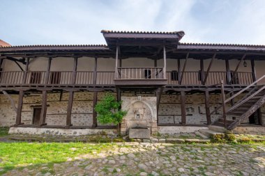 Bulgaristan 'ın Melnik kenti yakınlarındaki Ortaçağ Ortodoks Rozhen Manastırı. Tanrı 'nın Annesi Kilisesi' nin Doğuşu