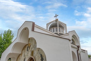 Rupite, Bulgaristan. Petrich kasabası yakınlarındaki Bulgar peygamber Baba Vanga 'nın anısına Aziz Petka Kilisesi