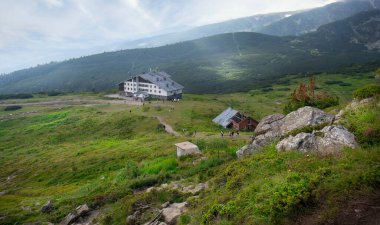 Rila, Bulgaristan. Rila dağındaki dağ kulübesi. Turistlerin ve en çok ziyaret edilen doğa beldelerinden biri. Yeşil ve mavi renklerle gezmek. Panorama görünümü