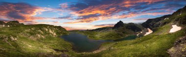 Yedi Rila Gölü - Bulgaristan 'ın Rila Dağı' nda inanılmaz bir doğa yaratımı. Turistlerin en çok ziyaret edildiği yerlerden biri. Gezmek için. İnanılmaz günbatımına sahip Panorama manzarası 