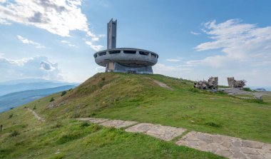 Buzludzha, Bulgaristan - 21 Temmuz 2019: Bulgar Komünist Partisi Anıtı Buzludzha Tepesinde bulunuyor. Balkan dağında terk edilmiş komünist bina