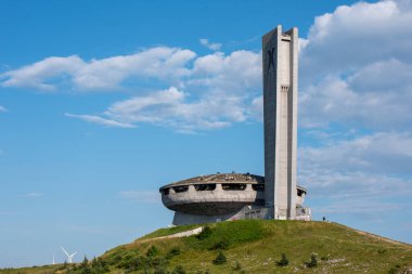 Buzludzha, Bulgaristan - 21 Temmuz 2019: Bulgar Komünist Partisi Anıtı Buzludzha Tepesinde bulunuyor. Balkan dağında terk edilmiş komünist bina