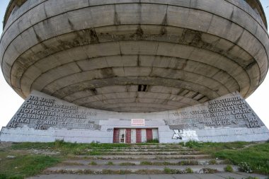 Buzludzha, Bulgaristan - 21 Temmuz 2019: Bulgar Komünist Partisi Anıtı Buzludzha Tepesinde bulunuyor. Balkan dağında terk edilmiş komünist bina