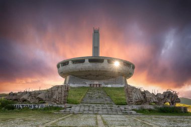 Buzludzha, Bulgaristan. Bulgar Komünist Partisi Anıtı Buzludzha Tepesi 'nde bulunuyor. Günbatımında Balkan dağında terk edilmiş komünist bina