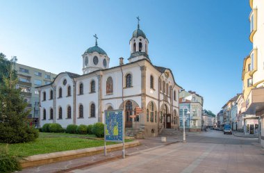 Gabrovo, Bulgaristan - 04 Ağustos 2019: Varsayım Kilisesi (Bulgarca: Uspenie Bogorodichno). Kilise, Bulgar Ulusal Diriliş mimarisinin bir başyapıtı. Kasabanın merkezinde.