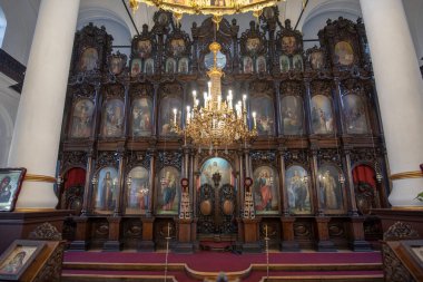 Gabrovo, Bulgaristan - 04 Ağustos 2019: Assumption Kilisesi 'nin içi (Bulgarca: Uspenie Bogorodichno). Kilise, Bulgar Ulusal Diriliş mimarisinin bir başyapıtı.