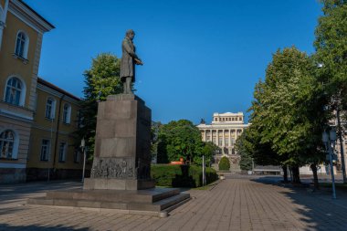 Gabrovo, Bulgaristan - 04 Ağustos 2019: Aprilov Ulusal Lisesi 'nin inşası Usta Gencho Kanchev ve Vasil Aprilov anıtı tarafından inşa edildi. ilk Bulgar laik okulu