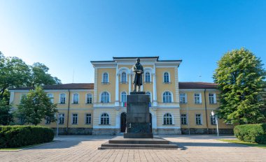 Gabrovo, Bulgaristan - 04 Ağustos 2019: Aprilov Ulusal Lisesi 'nin inşası Usta Gencho Kanchev ve Vasil Aprilov anıtı tarafından inşa edildi. ilk Bulgar laik okulu
