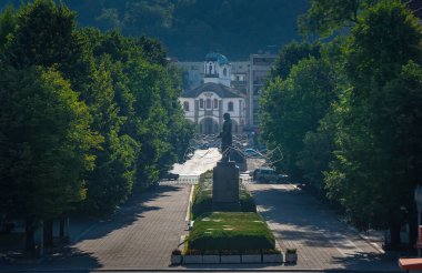 Gabrovo, Bulgaristan - 04 Ağustos 2019: Varsayım Kilisesi (Bulgarca: Uspenie Bogorodichno). Kilise, Bulgar Ulusal Diriliş mimarisinin bir başyapıtı. Kasabanın merkezinde.